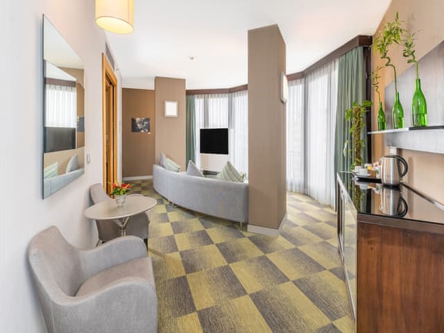 Executive Senior Suite with Lounge Access