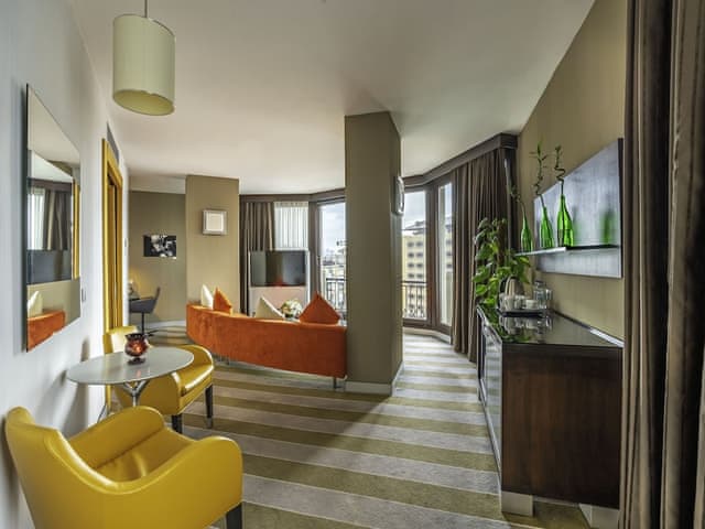 Executive Senior Suite with Lounge Access