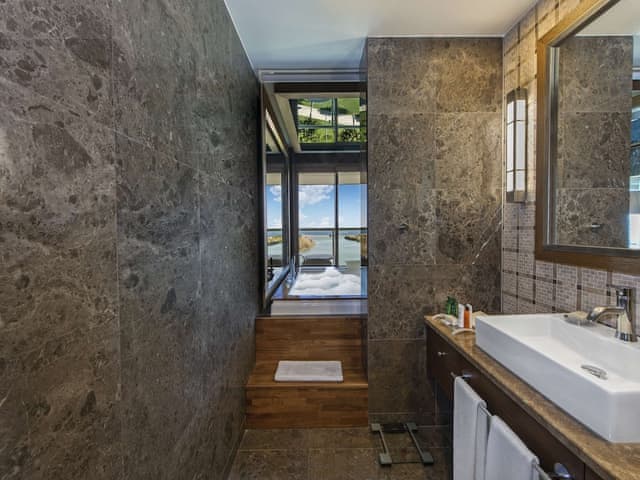 KING CORNER SUITE SWIM-UP WITH SEA VIEW