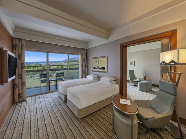 FAMILY ROOM POOL ACCESS WITH SEA VIEW