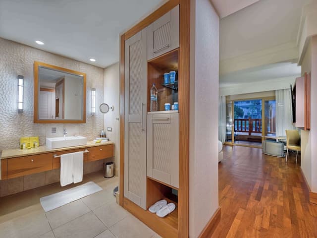 KING DELUXE ROOM SWIM-UP WITH POOL VIEW