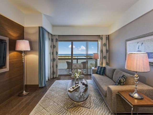 KING CORNER SUITE SWIM-UP WITH SEA VIEW