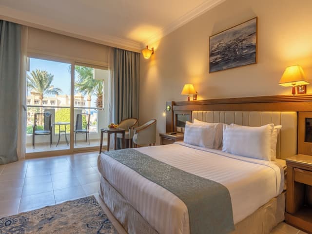Club Room - Side Sea View