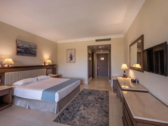 Club Room - Side Sea View