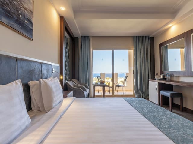 Club Room - Side Sea View