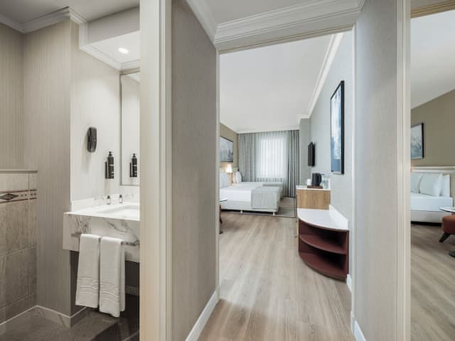 Trendy Triple - 1 King + 1 Single