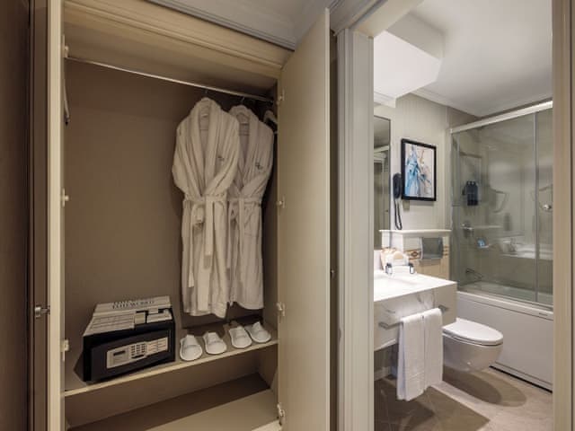 Junior Suite with Queen Size Bed