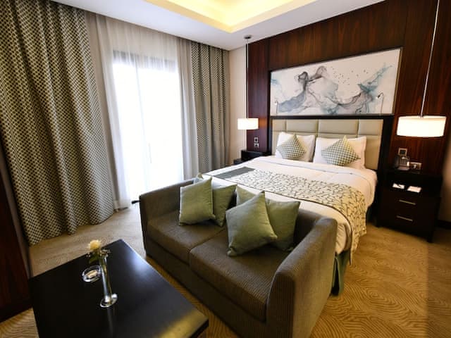 Grand Room, 1 King Bed, Pool View (Deluxe)