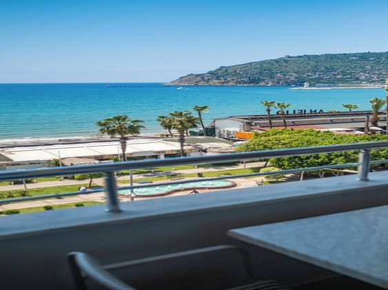 Deluxe Triple Room, Sea View, Beachside