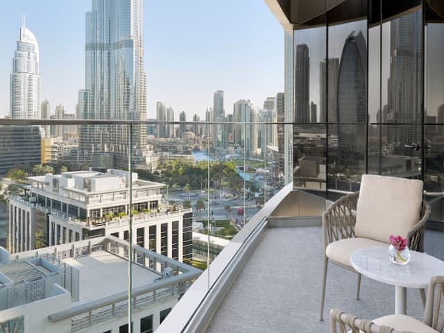 Club King Burj View Room - Exclusive Access to Level 54 Infinity Pool & Club Lounge