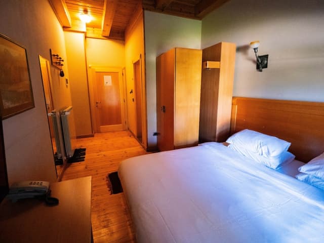 Classic Double Room, Bathtub, Valley View