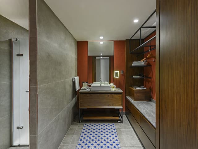 Deluxe Room with King Size Bed, Court Yard View