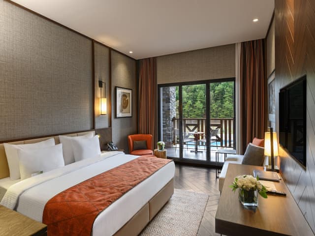 Deluxe Room with King Size Bed, Pond and Forest View