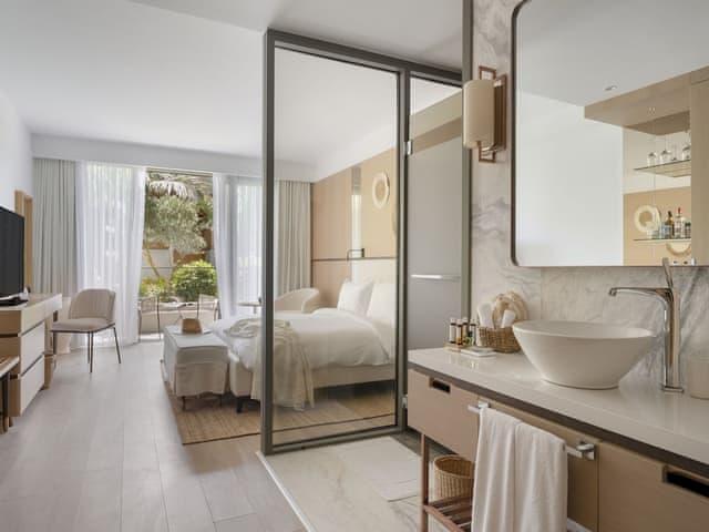 Deluxe Room, 1 King Bed, Garden View