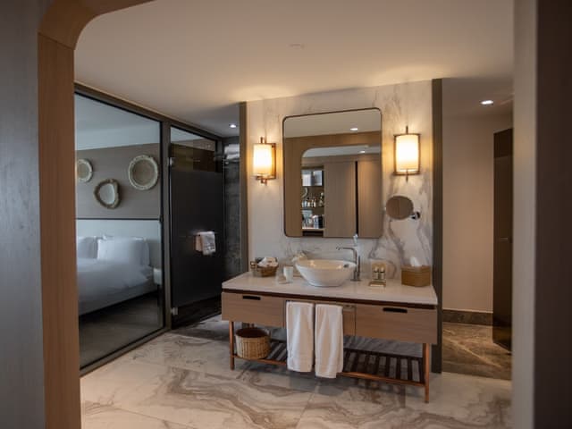 Deluxe Room, 1 King Bed, Garden View