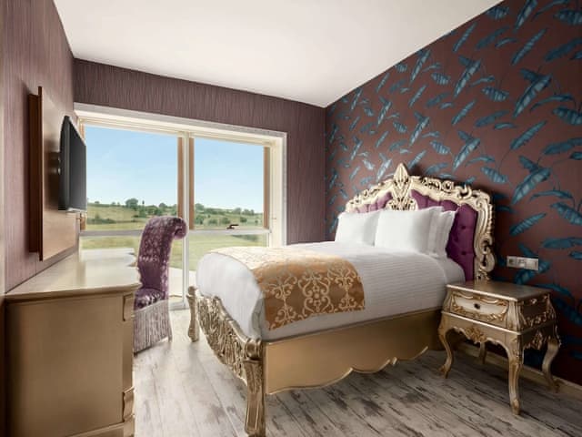 Deluxe Room, 1 Queen Bed, Smoking