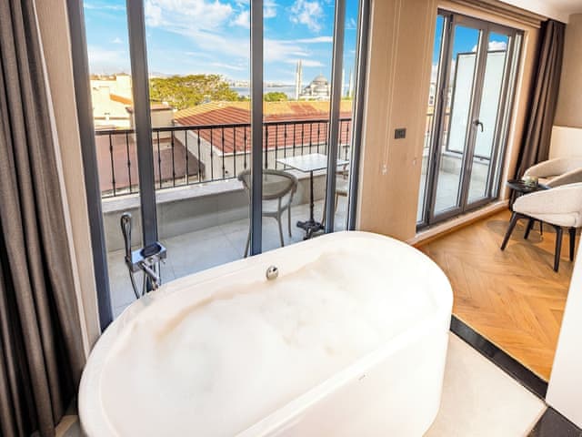 Exclusive Suite, Bathtub