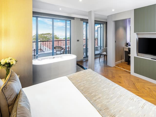 Exclusive Suite, Bathtub