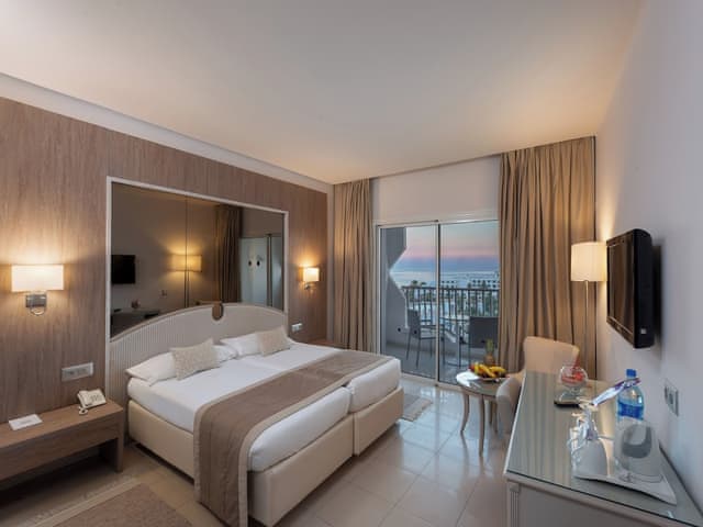 Standard Room, 1 Queen Bed