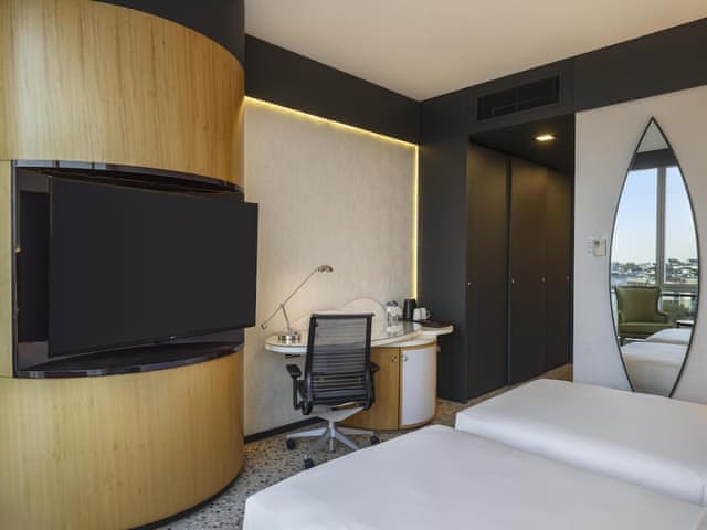 Deluxe Room, 2 Twin Beds, Partial Sea View