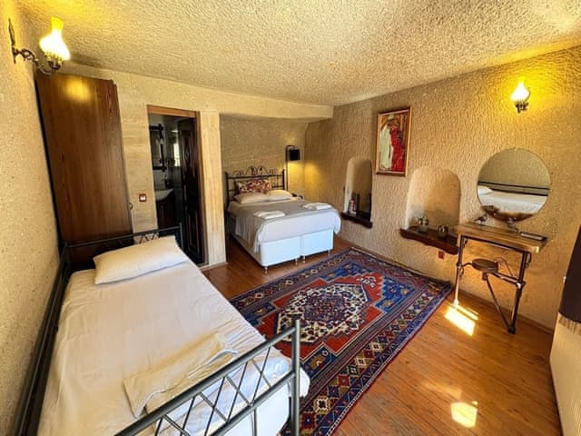 Family Triple Deluxe Cave Room