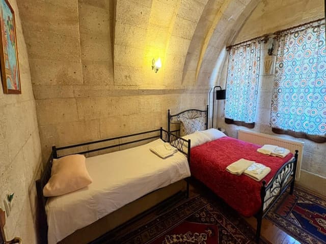 Family triple arch room