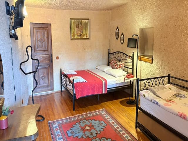 Family Triple Deluxe Cave Room