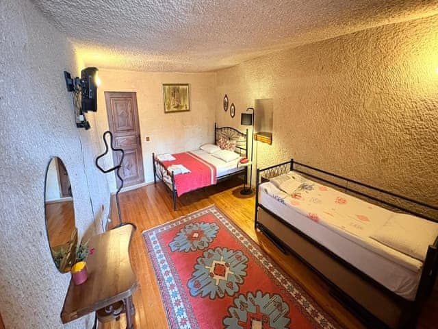Family Triple Deluxe Cave Room