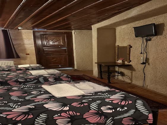 Economic Triple Cave Room
