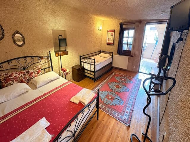 Family Triple Deluxe Cave Room