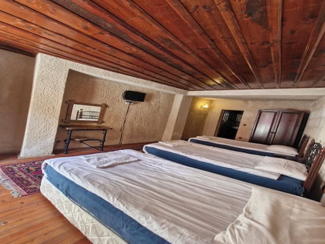 Economic Triple Cave Room