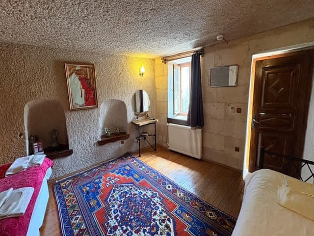 Family Triple Deluxe Cave Room