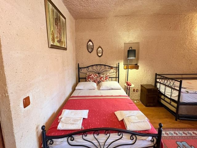 Family Triple Deluxe Cave Room