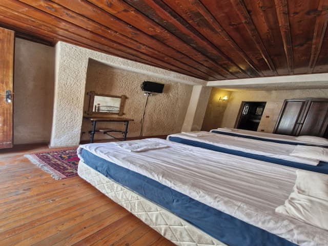 Economic Triple Cave Room