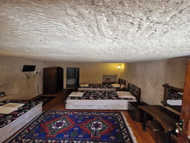 Economic Triple Cave Room