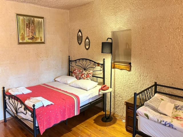 Family Triple Deluxe Cave Room