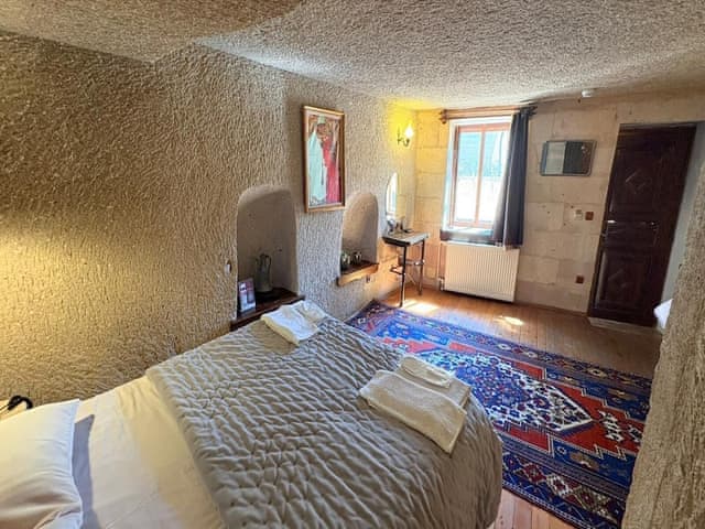 Family Triple Deluxe Cave Room