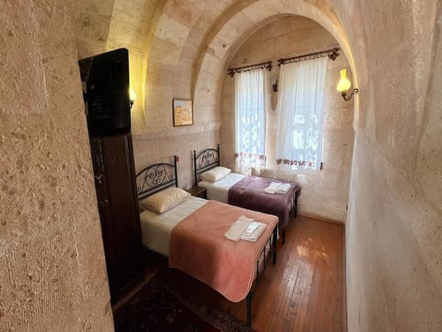 Twin Arch Room