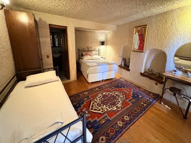 Family Triple Deluxe Cave Room