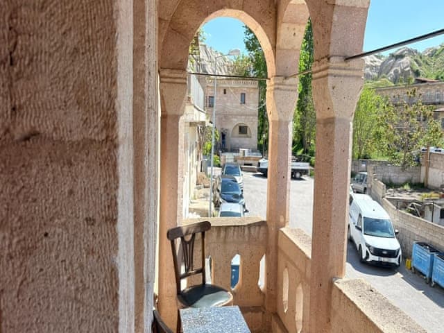 Family triple arch room