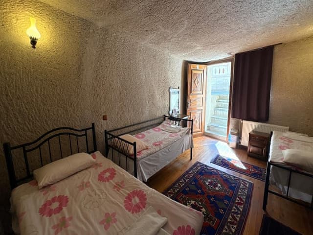 Economic Triple Cave Room