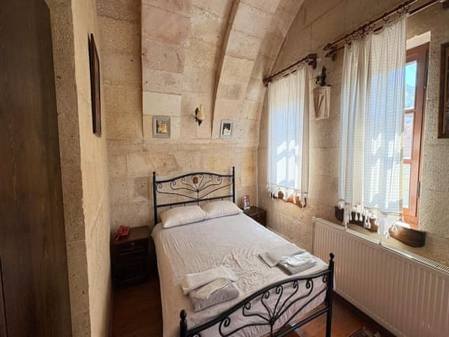 Family triple arch room