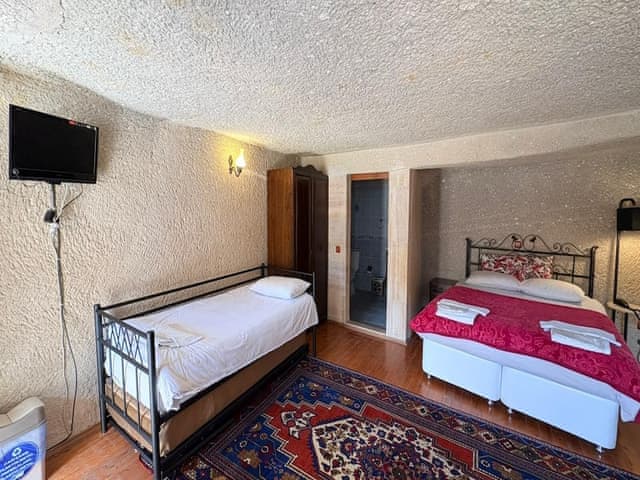 Family Triple Deluxe Cave Room
