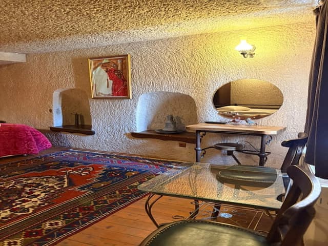 Family Triple Deluxe Cave Room
