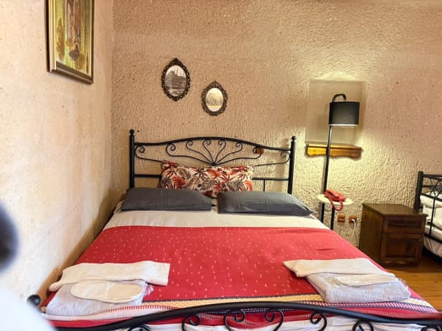 Family Triple Deluxe Cave Room