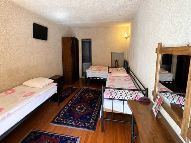 Economic Triple Cave Room