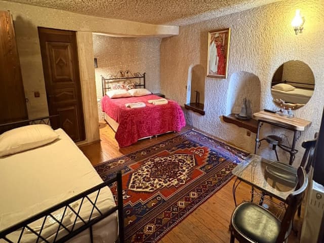 Family Triple Deluxe Cave Room