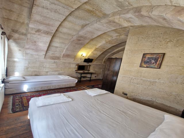 Family triple arch room