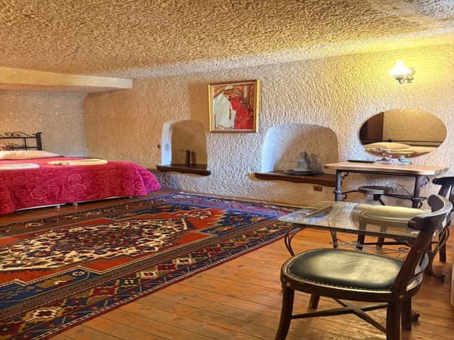 Family Triple Deluxe Cave Room