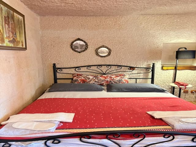 Family Triple Deluxe Cave Room